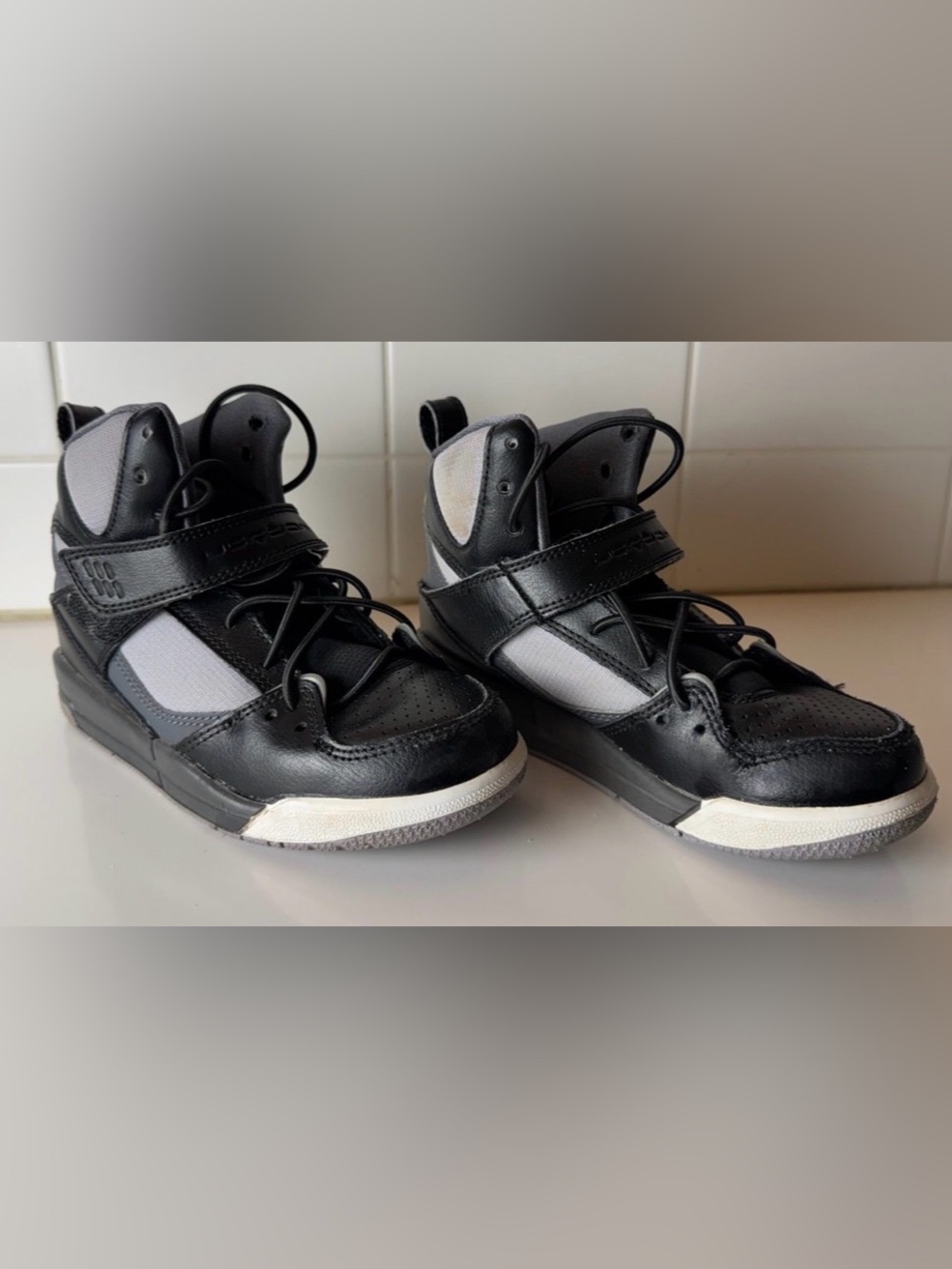 Air Jordan 384521-010 high top kids 12c flight shoes